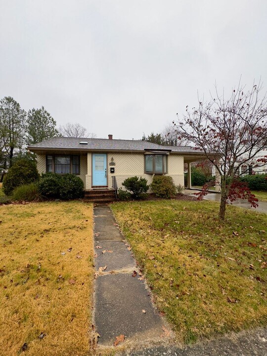 1321 Warwick Dr in Lutherville, MD - Building Photo