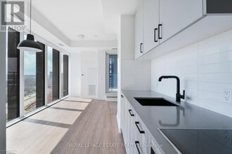 5 Quarrington Ln in Toronto, ON - Building Photo - Building Photo