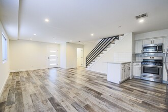 7443 Troost Ave in Los Angeles, CA - Foto de edificio - Building Photo