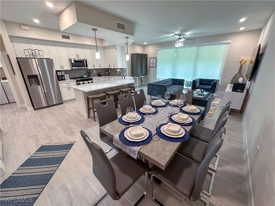 220 Indies Dr E in Naples, FL - Building Photo