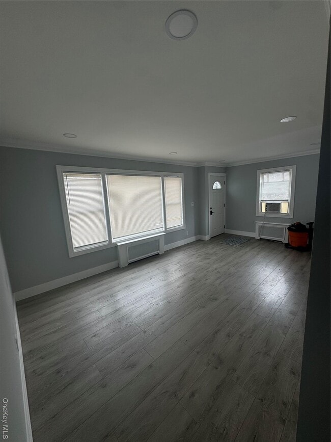 674 Winthrop Dr in Uniondale, NY - Foto de edificio - Building Photo