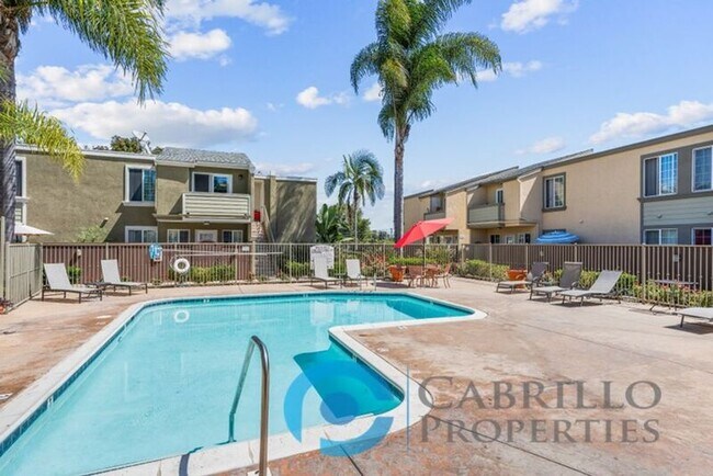 5402 Balboa Arms Dr in San Diego, CA - Building Photo - Building Photo