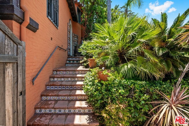 3692 Lowry Rd in Los Angeles, CA - Building Photo - Building Photo