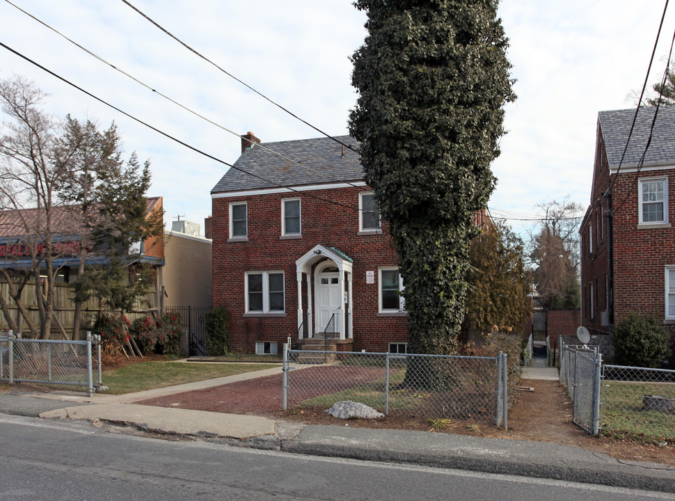 8627 Flower Ave in Takoma Park, MD - Foto de edificio