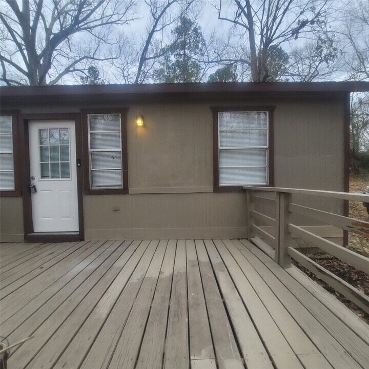 2363 Virginia Ct in Montgomery, TX - Building Photo