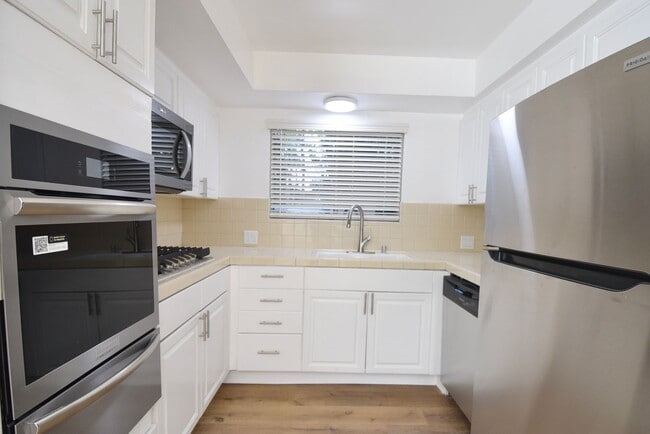 14706 Dickens St in Los Angeles, CA - Foto de edificio - Building Photo