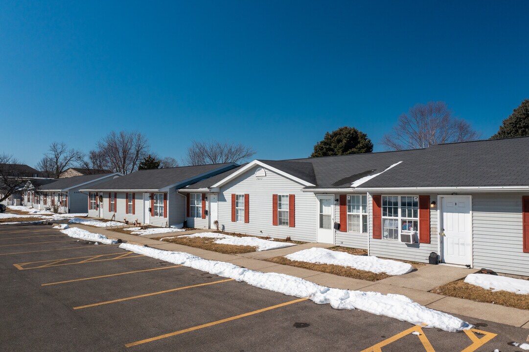 Newbrook Apartments in Springfield, IL - Building Photo