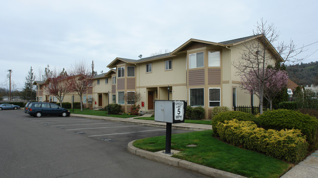 Waterstone Crossing in Roseburg, OR - Foto de edificio - Building Photo