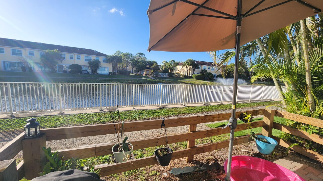 858 Pipers Cay Dr in West Palm Beach, FL - Building Photo