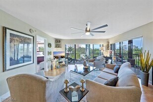 6080 Pelican Bay Blvd in Naples, FL - Building Photo