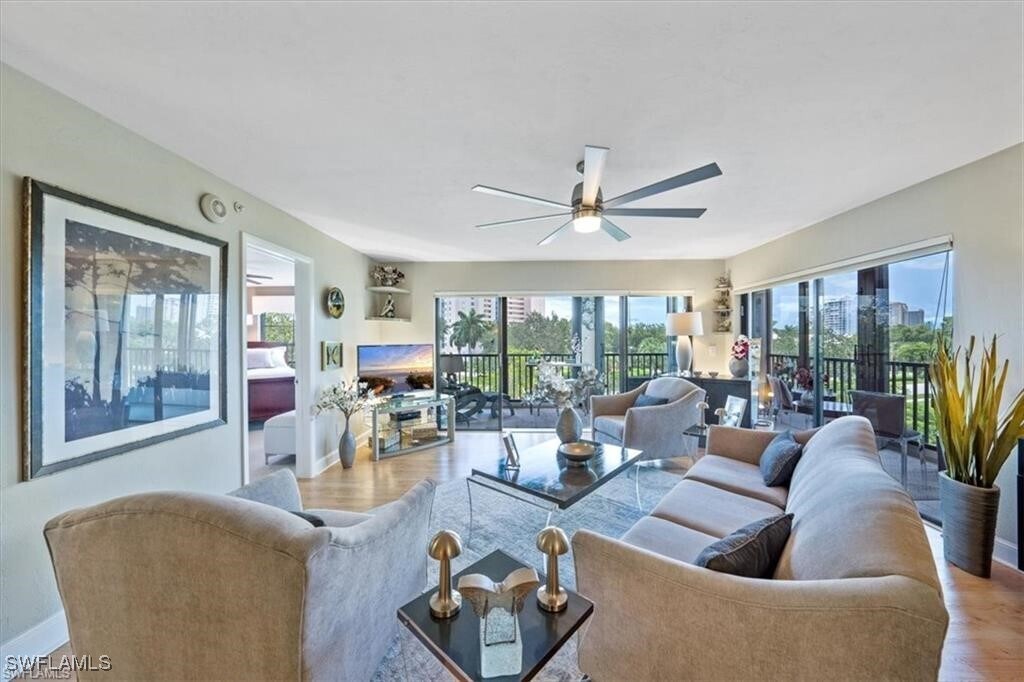 6080 Pelican Bay Blvd in Naples, FL - Building Photo