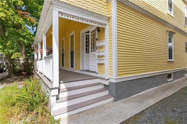 13 Lincoln St in Newport, RI - Building Photo - Building Photo
