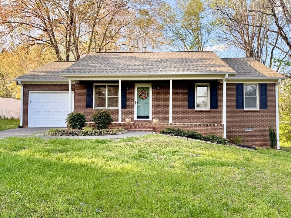 5755 Gayray St in Clemmons, NC - Building Photo