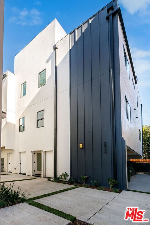 5044 Laurel Canyon Blvd in Los Angeles, CA - Building Photo