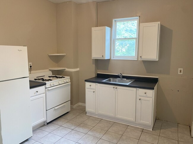 1114 Seymour Ave, Unit 2 in Lansing, MI - Building Photo - Building Photo