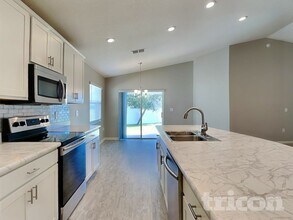 887 Orleans Dr in Eagle Lake, FL - Foto de edificio - Building Photo