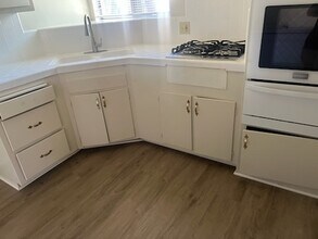 14329 Chandler Blvd, Unit 22 in Los Angeles, CA - Building Photo - Building Photo