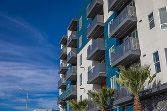 21425 Vanowen St in Los Angeles, CA - Building Photo - Building Photo