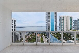 600 NE 27th St in Miami, FL - Building Photo