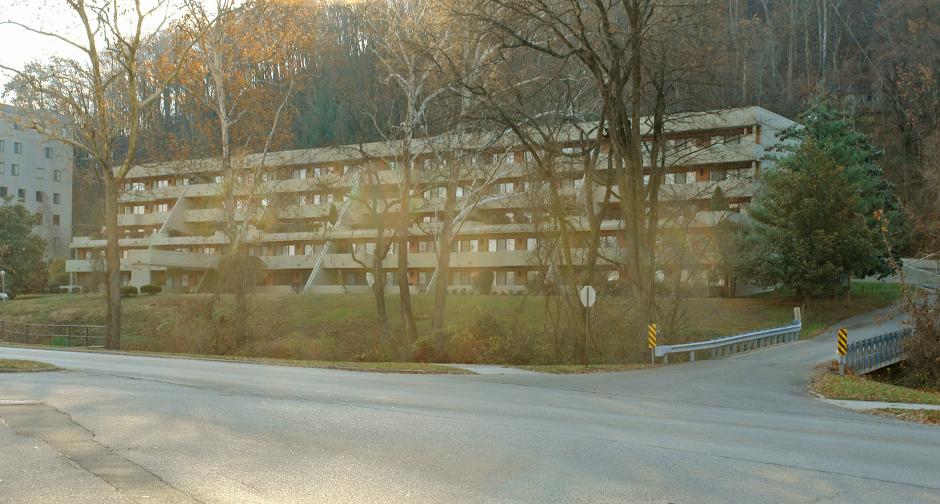 Whitaker Square in Huntington, WV - Foto de edificio