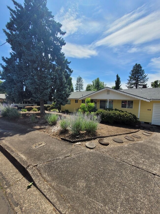 3560 Kincaid St in Eugene, OR - Building Photo - Building Photo