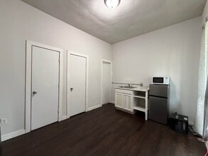 1211 W Park Ave in Orange, TX - Building Photo - Building Photo