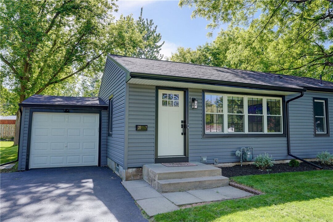 20 Meadow View Dr in Penfield, NY - Building Photo