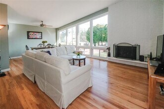 9030 Old Bonhomme Rd in Olivette, MO - Foto de edificio - Building Photo