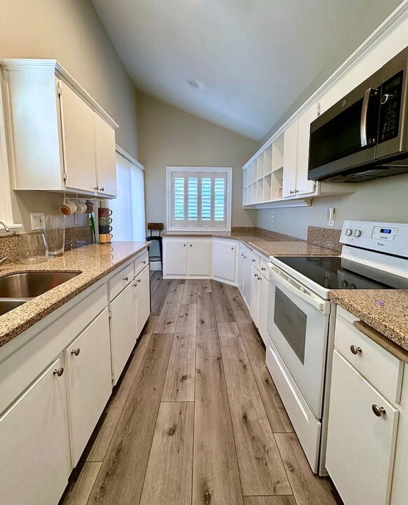 218 Pineview in Irvine, CA - Building Photo