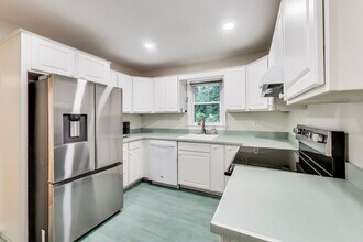 6107 Parkway Dr in Laurel, MD - Foto de edificio - Building Photo