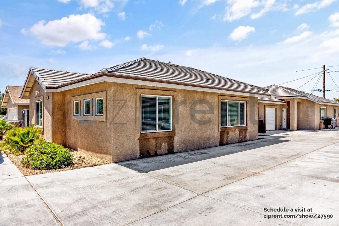 16472 Smoke Tree St in Hesperia, CA - Building Photo