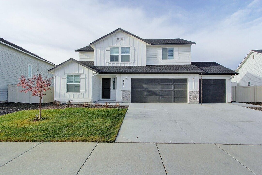 6587 S Memory Wy in Meridian, ID - Building Photo