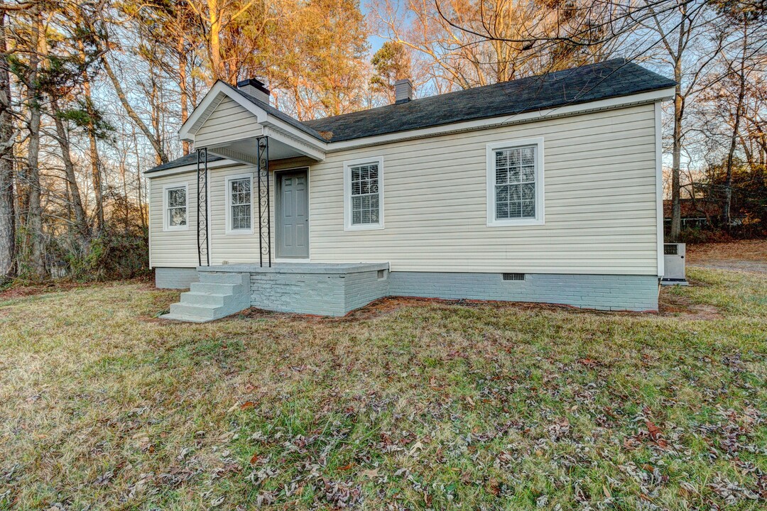 502 E Hill Dr in Cherryville, NC - Building Photo