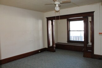 453 W 8th St, Unit Front in Erie, PA - Foto de edificio - Building Photo