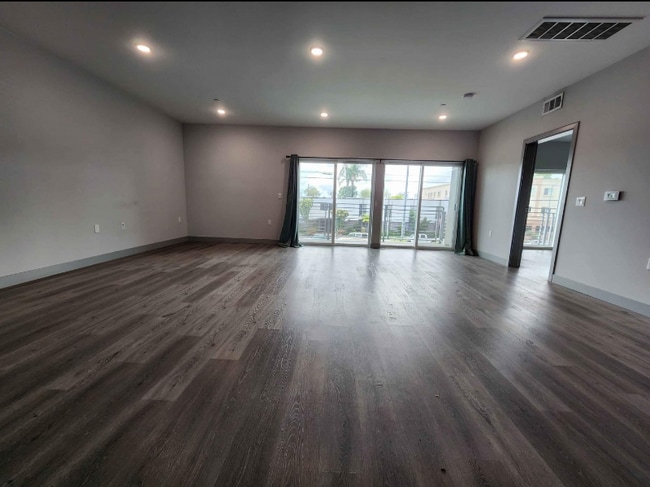 7040 Woodman Ave in Los Angeles, CA - Building Photo - Building Photo