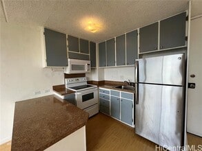 2845 Waialae Ave in Honolulu, HI - Building Photo - Building Photo