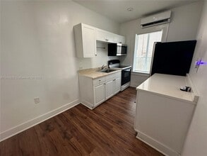267 NW 33rd St in Miami, FL - Building Photo - Building Photo