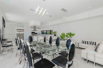 16760 Natures Way in Weston, FL - Foto de edificio - Building Photo