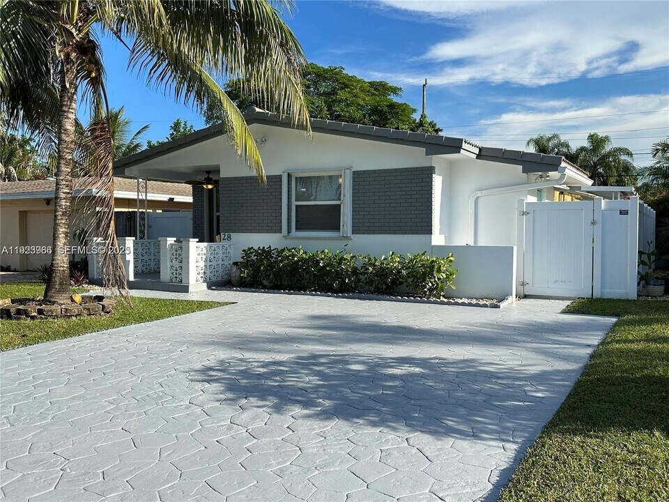 28 SE 4th St in Dania Beach, FL - Building Photo
