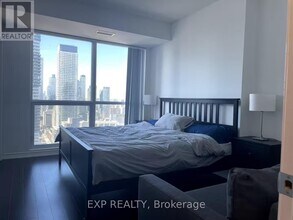 386 Yonge St in Toronto, ON - Building Photo - Building Photo