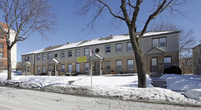Milwaukee Apartments in Milwaukee, WI - Foto de edificio - Building Photo