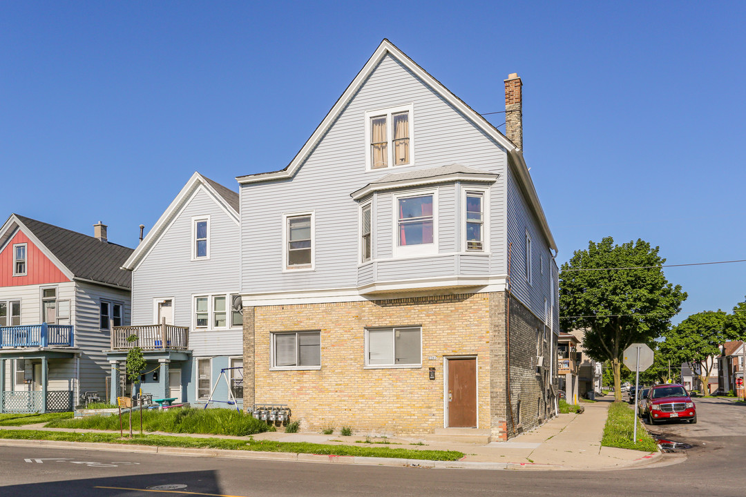 1944 S 11th St in Milwaukee, WI - Foto de edificio