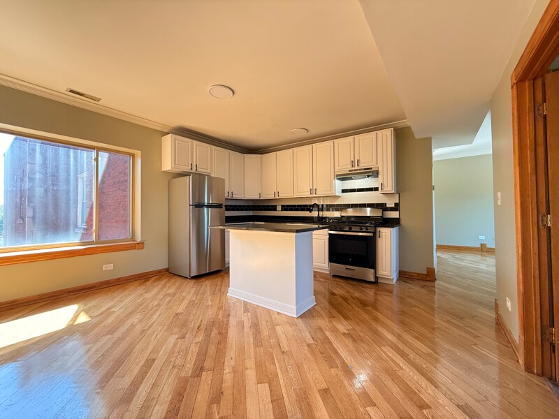 1610 E 82nd St in Chicago, IL - Building Photo