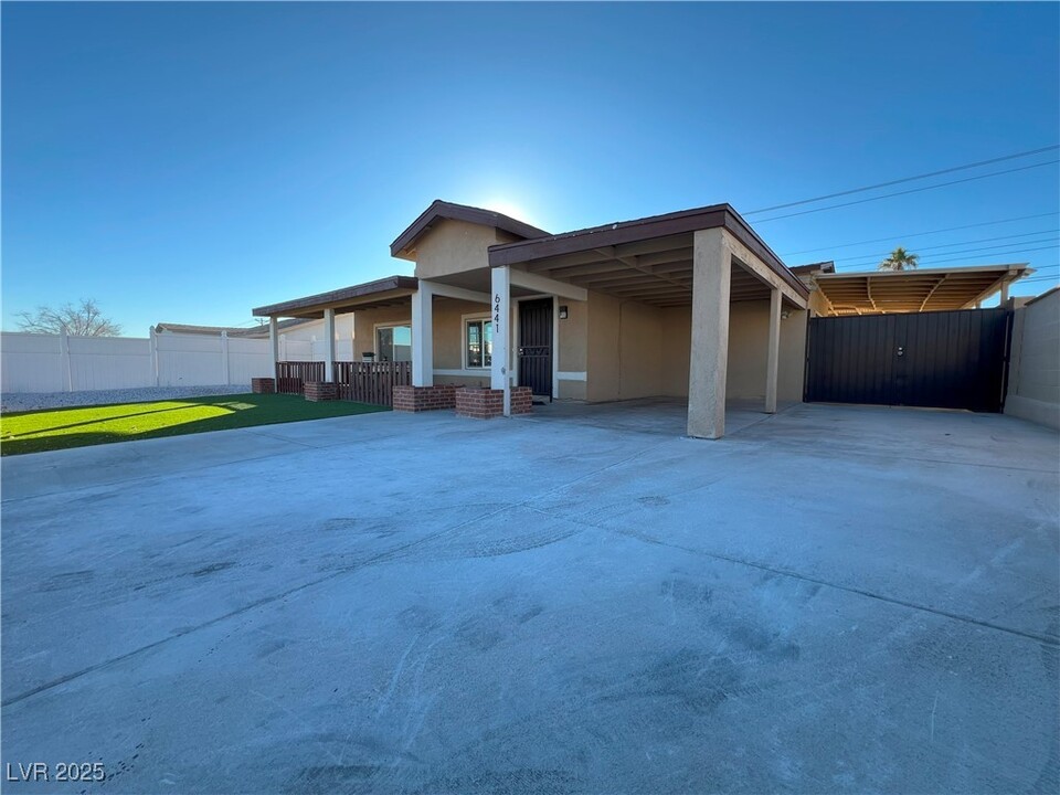 6441 Alta Dr in Las Vegas, NV - Building Photo