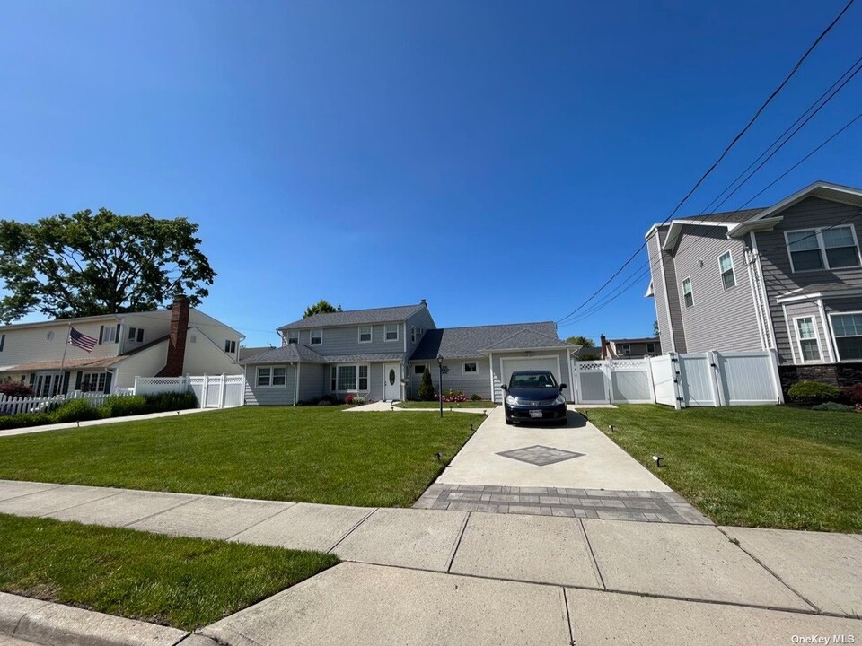 40 Relda St in Plainview, NY - Building Photo