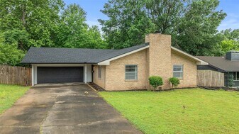 1707 Phillips Dr in Springdale, AR - Building Photo