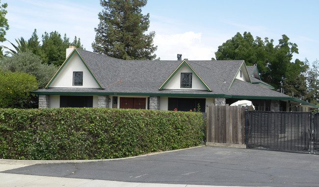 867 Dainty Ave in Brentwood, CA - Foto de edificio - Building Photo