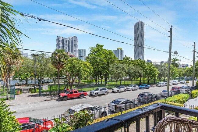 400 SW 2nd St in Miami, FL - Building Photo - Building Photo