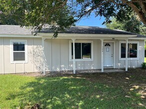 104 Peach St in Tomball, TX - Building Photo - Building Photo