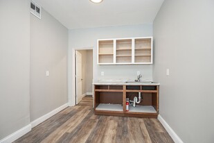 6818 Lorain Ave in Cleveland, OH - Building Photo